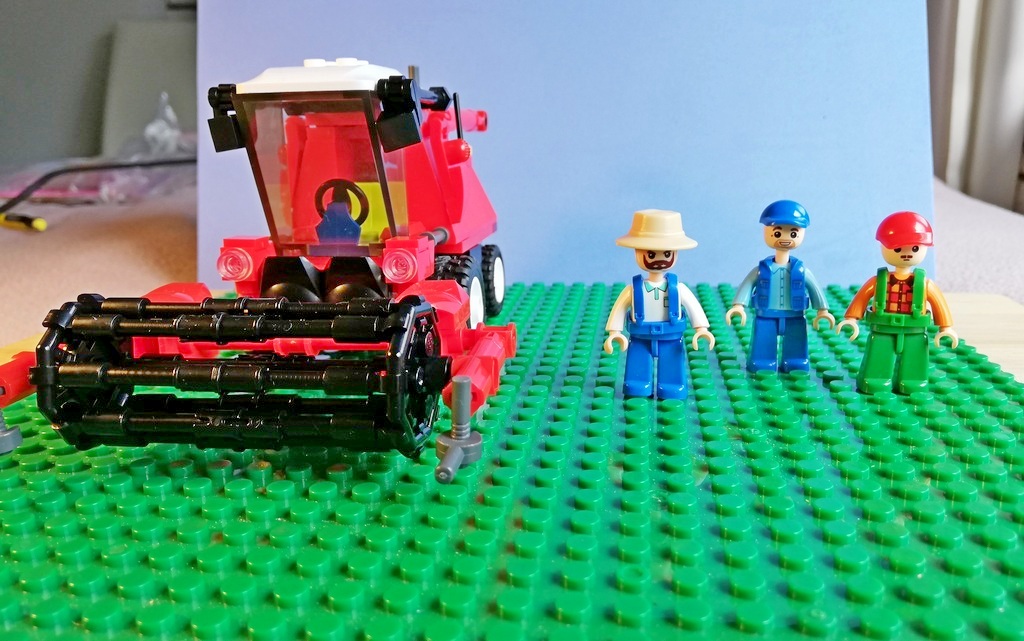 Фермеры изучают поле (Sluban M38-B0779)