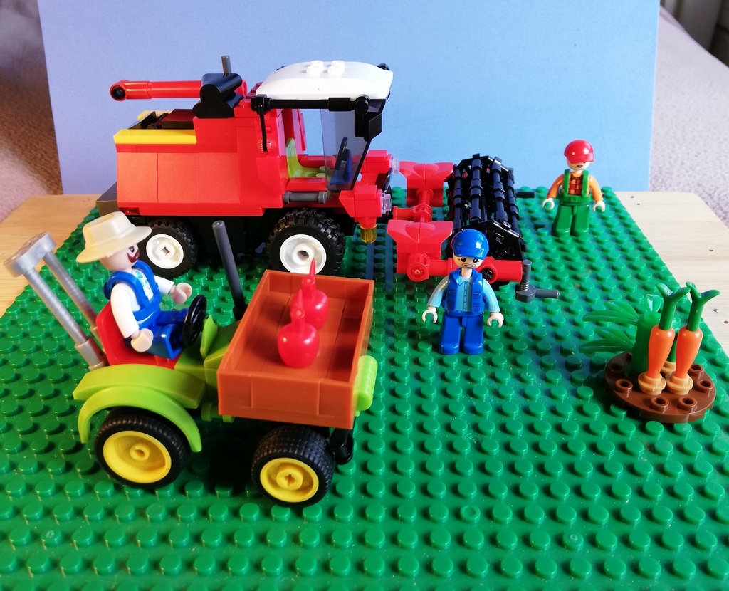 Комбайн и зеленый трактор из наборов Sluban