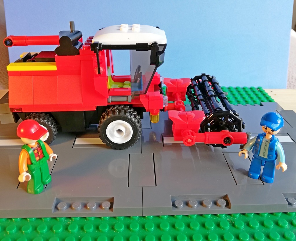 Комбайн из набора Sluban M38-B0779 готов к работе