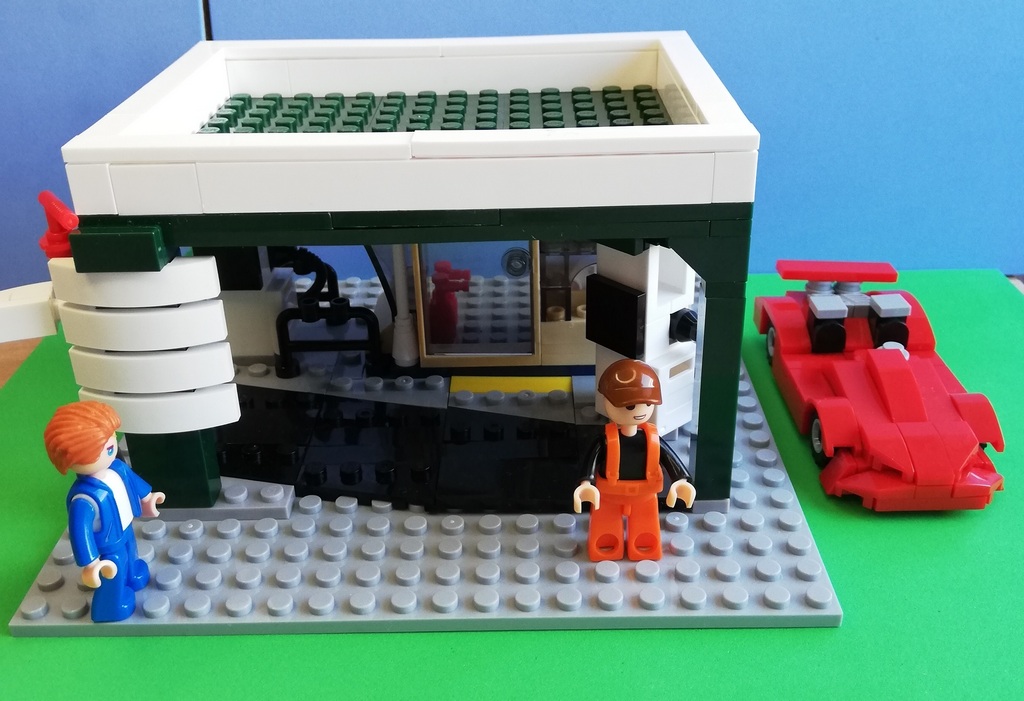 Sluban M38-B0759D - заправляем спортивную машину