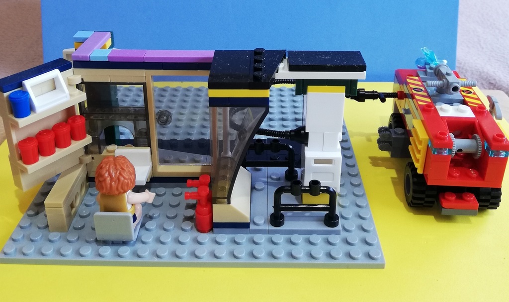 Sluban M38-B0759D - пожарная машина на заправке